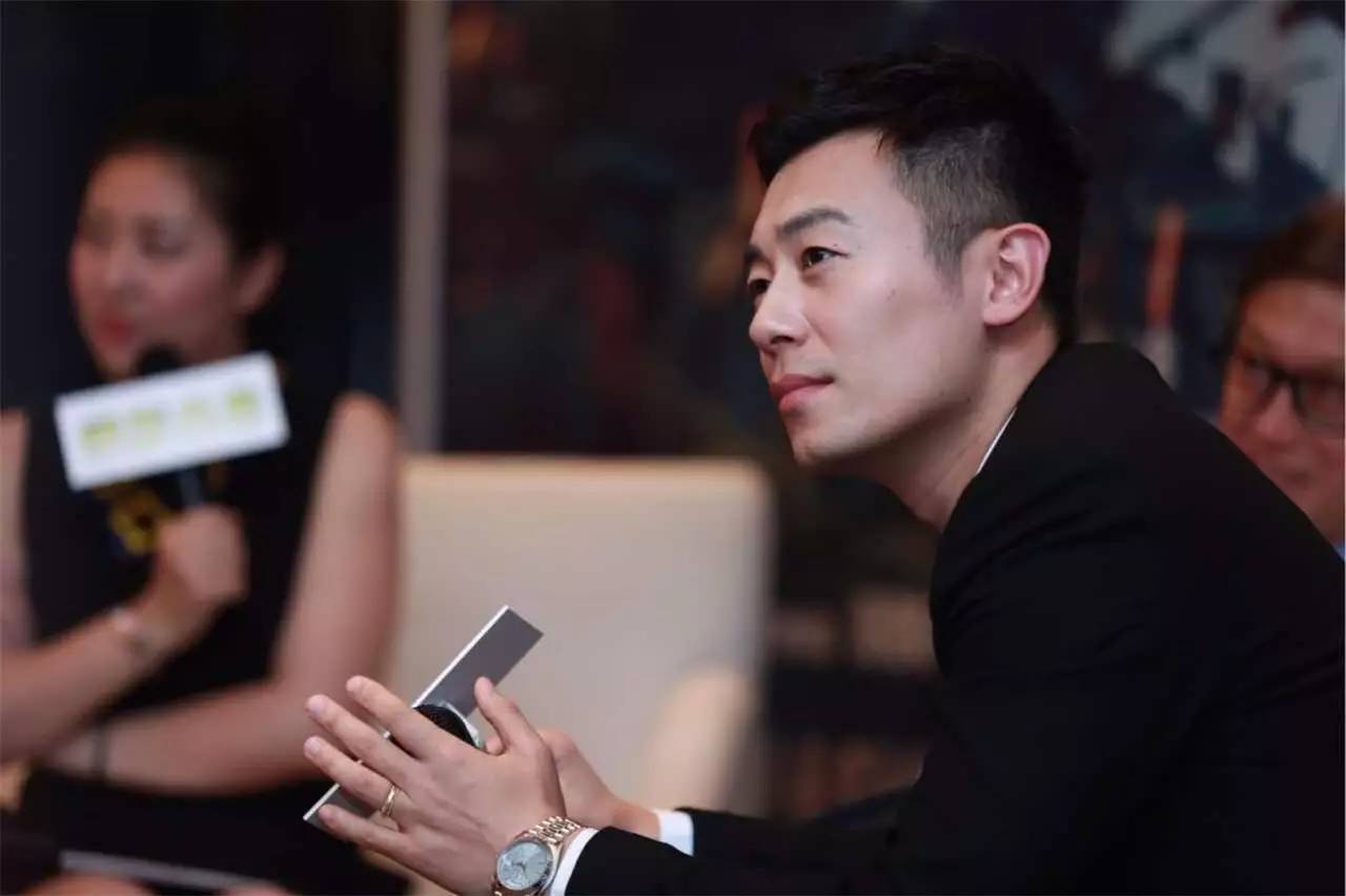 朱亚文一声宝贝圈粉无数,与爱妻相恋8年甜蜜如初,女儿更是可爱