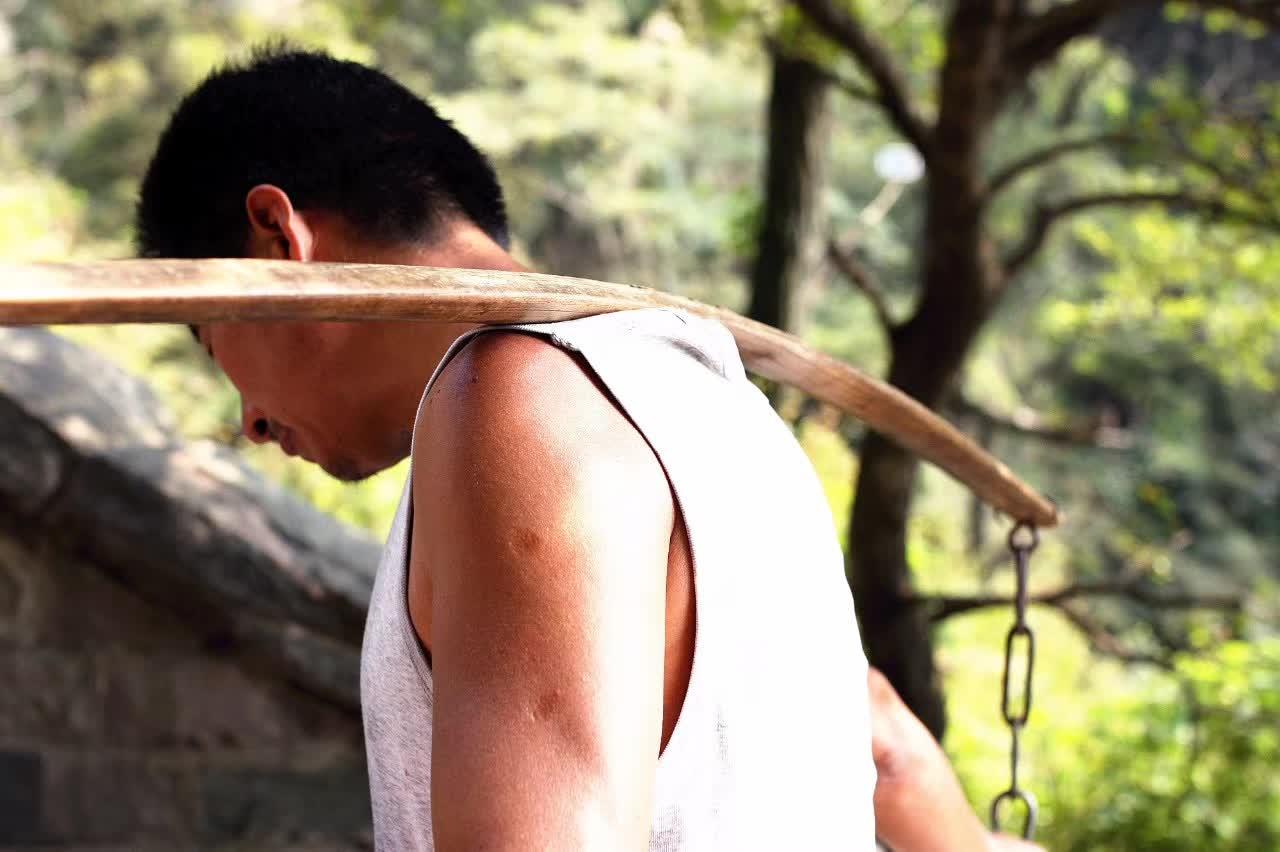 泰山旅游挑山工一肩挑着风雨一肩挑着人生
