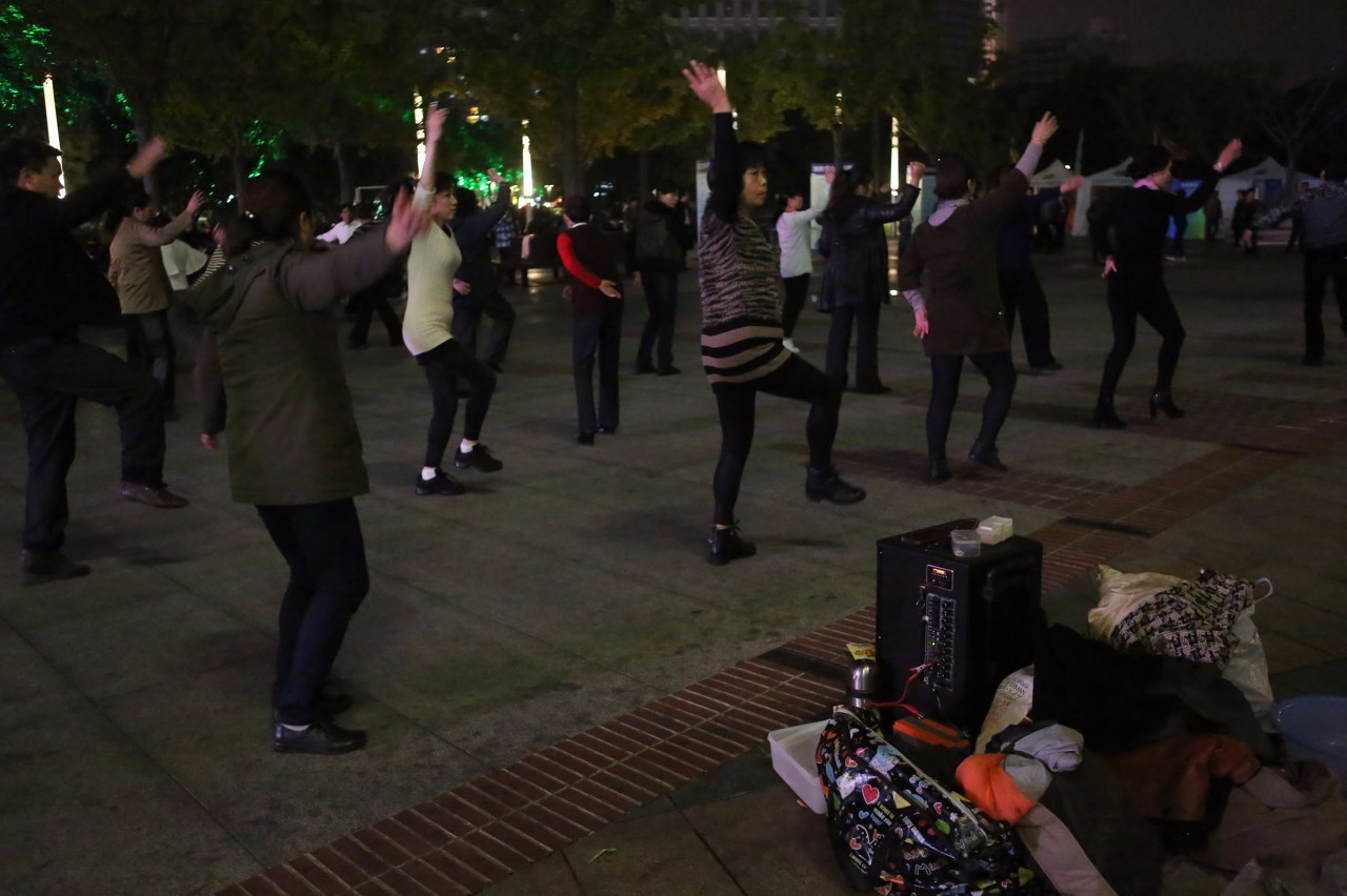 跳广场舞虽然快乐 但扰民了就应该进行更改和管理