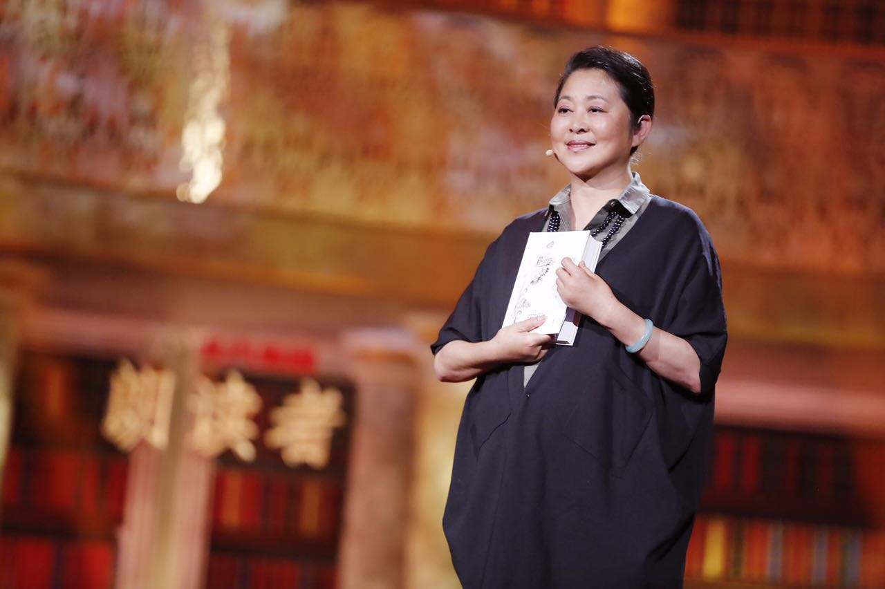 倪萍一组旧照曝光,网友惊呼:她才是惊艳了时光的美人!