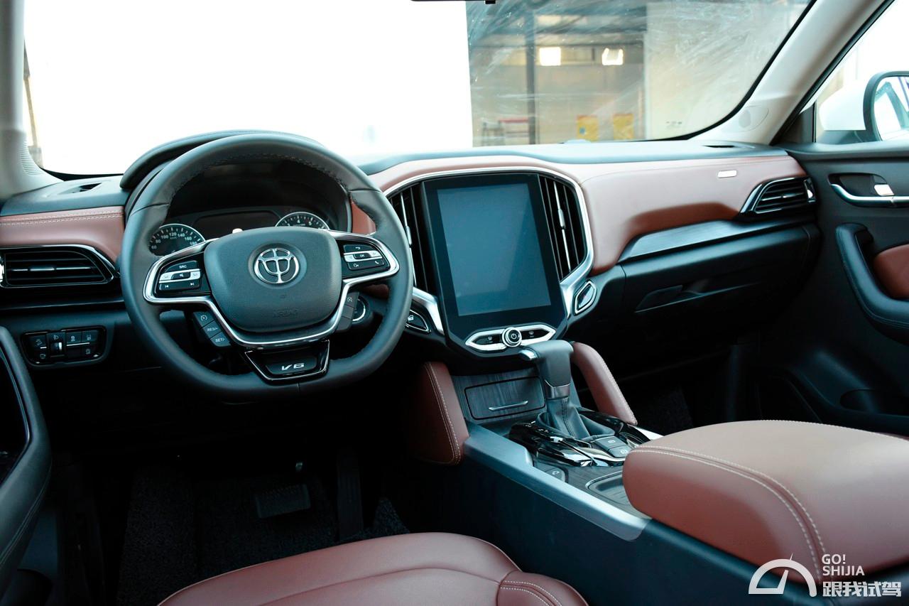 内饰华晨中华v6的车尾设计注重层次感与精致感的营造,黑,白,银三色