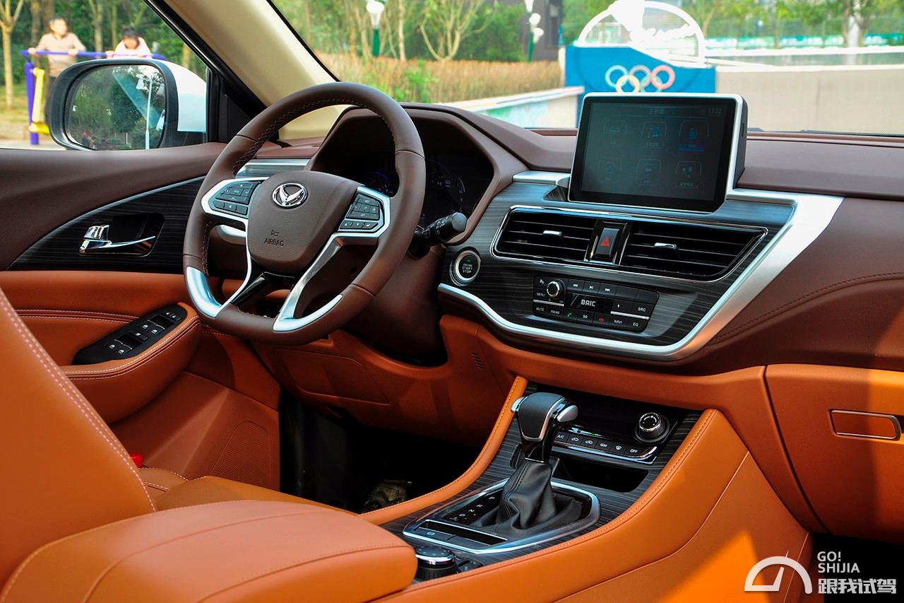 内饰高级感浓郁,细节之处有惊喜幻速s7的车门采用了全包式的设计.