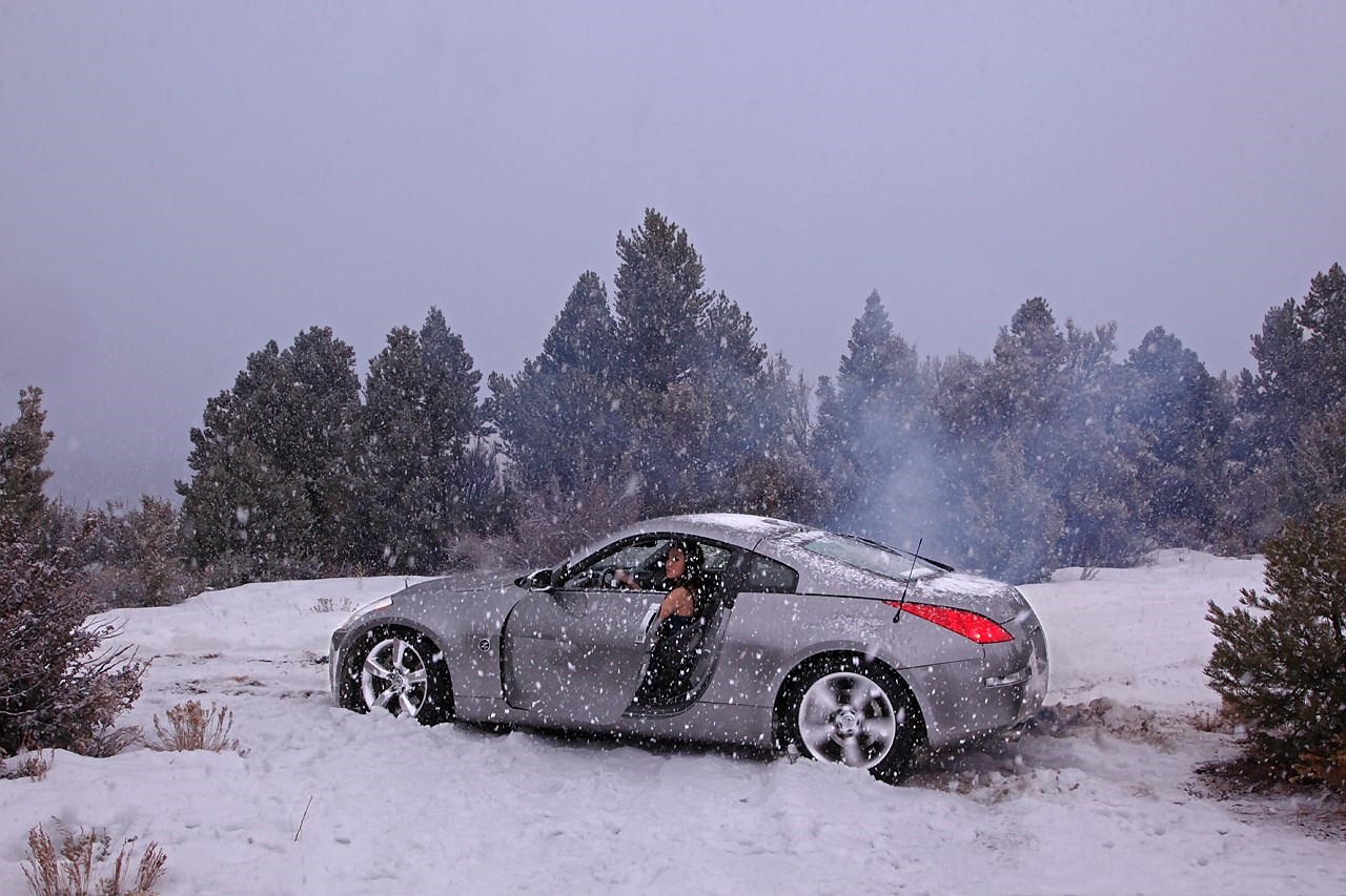美女大冬天开豪车陷入雪地难以自拔, 网友: 真想过去帮帮妹子