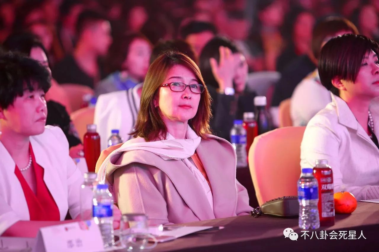 外界盛传张伟欣和李小璐的爸爸李丹宁离婚后又结了两次婚,但即便是真