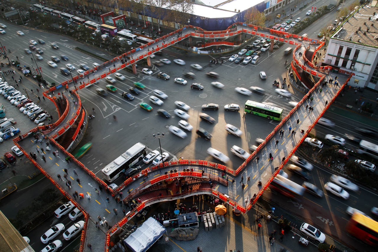 2018年1月9日,陕西省西安市小寨,十几名工人忙碌着在天桥上安装上千个