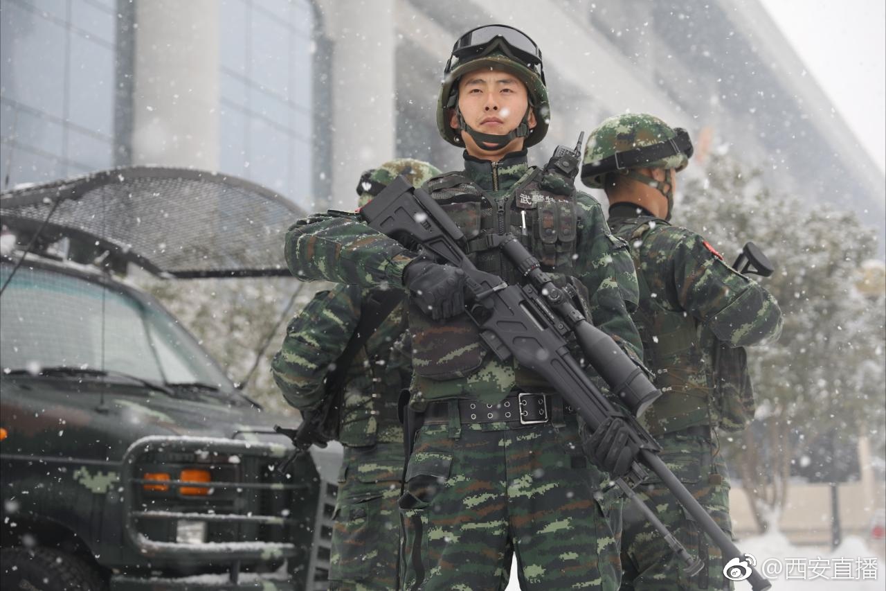 大雪迎来"两会" 武警官兵雪中执勤铸忠诚