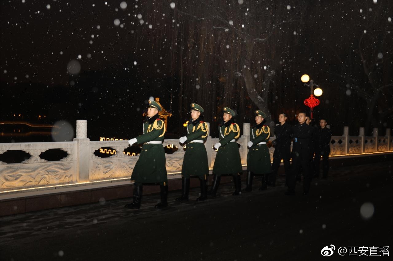 大雪迎来"两会" 武警官兵雪中执勤铸忠诚