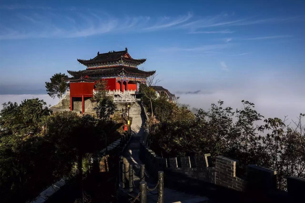 庙山寨景区位于陕西省安康市白河县中厂镇与构扒镇交界处.