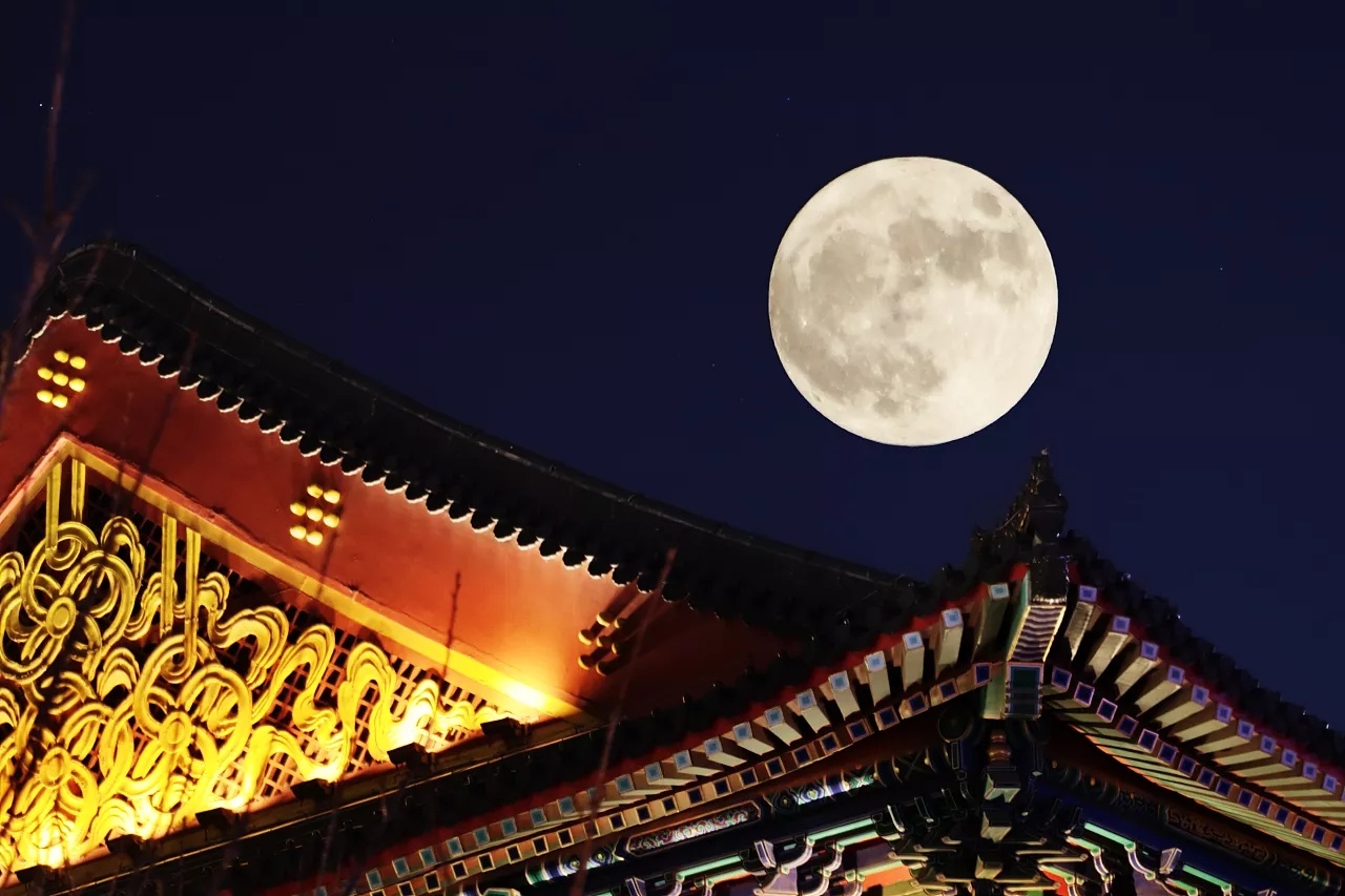 月转东墙花影重花迎月魄若为容