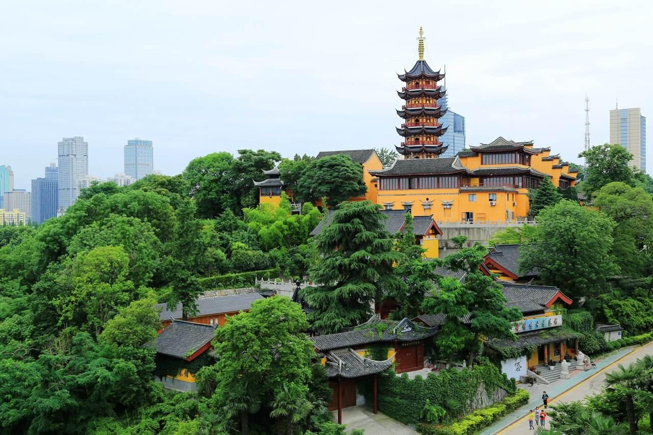 雖然上海城隍廟,靜安寺等寺廟的人氣更大一些,但燒香祈福還是來龍華寺