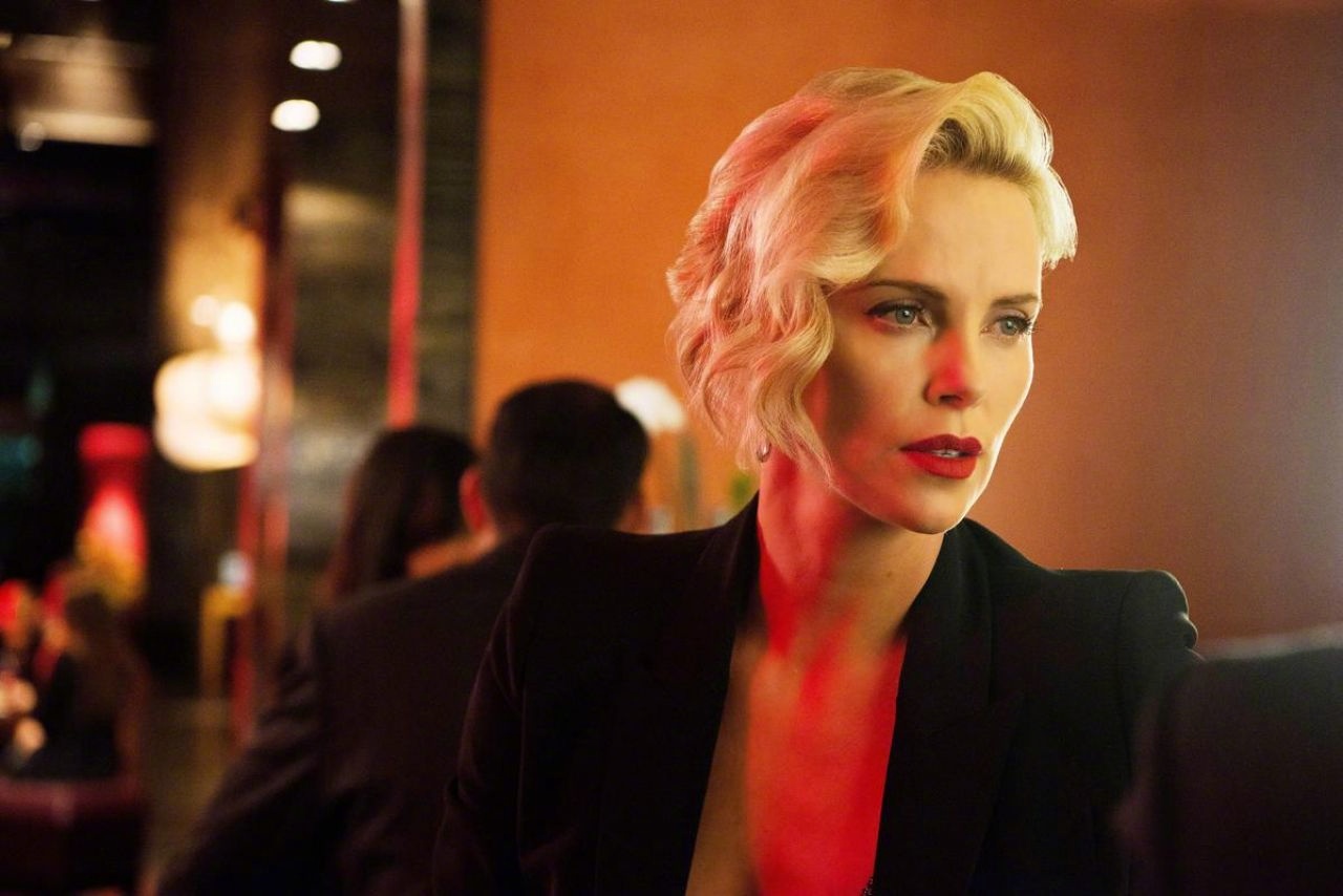 查理兹·塞隆Charlize Theron、Amanda Seyfried 和 Thandie Newton 主|查理兹|塞隆|剧照_新浪新闻