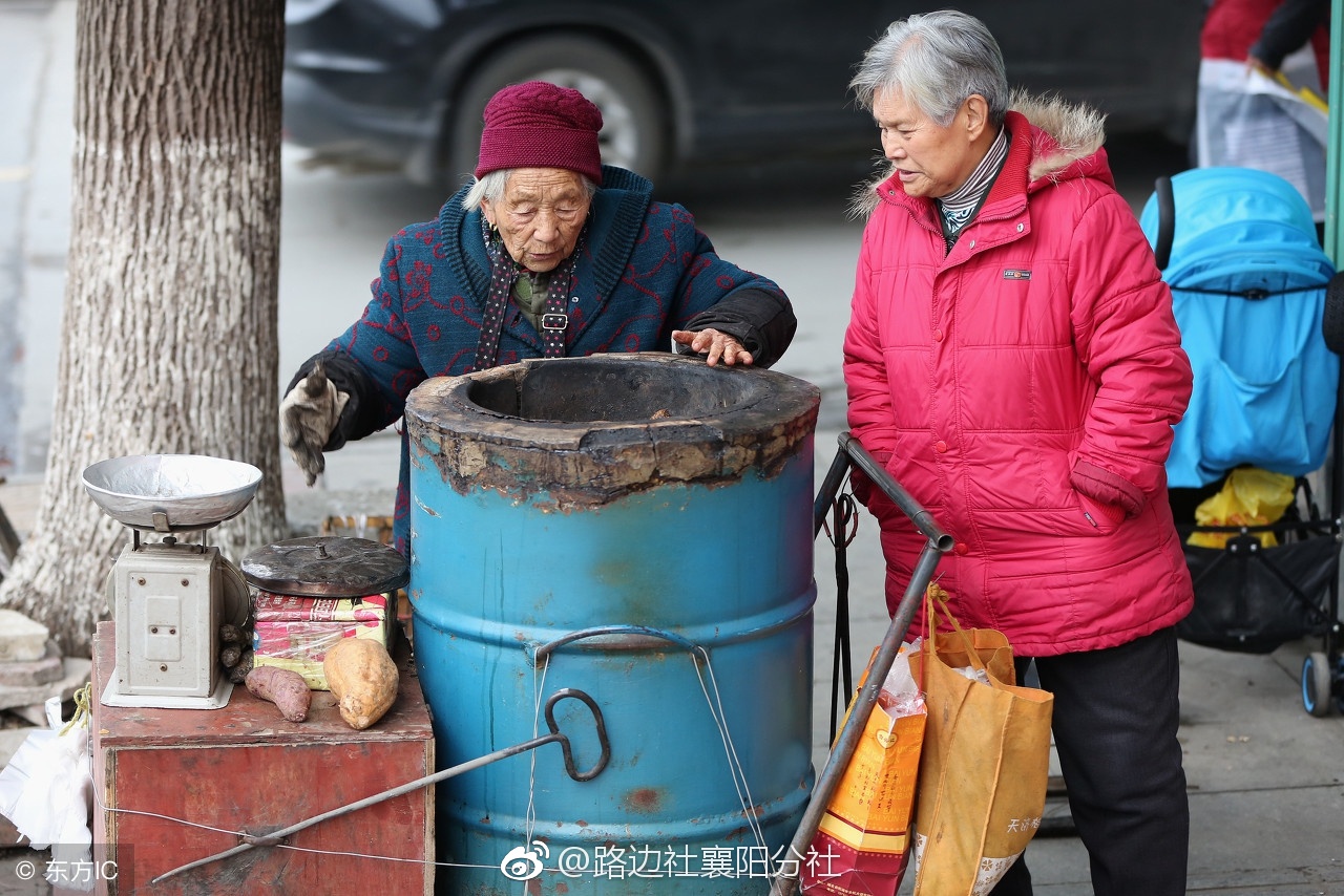 襄阳90岁的老人街边卖烤红薯15年 生命在于运动