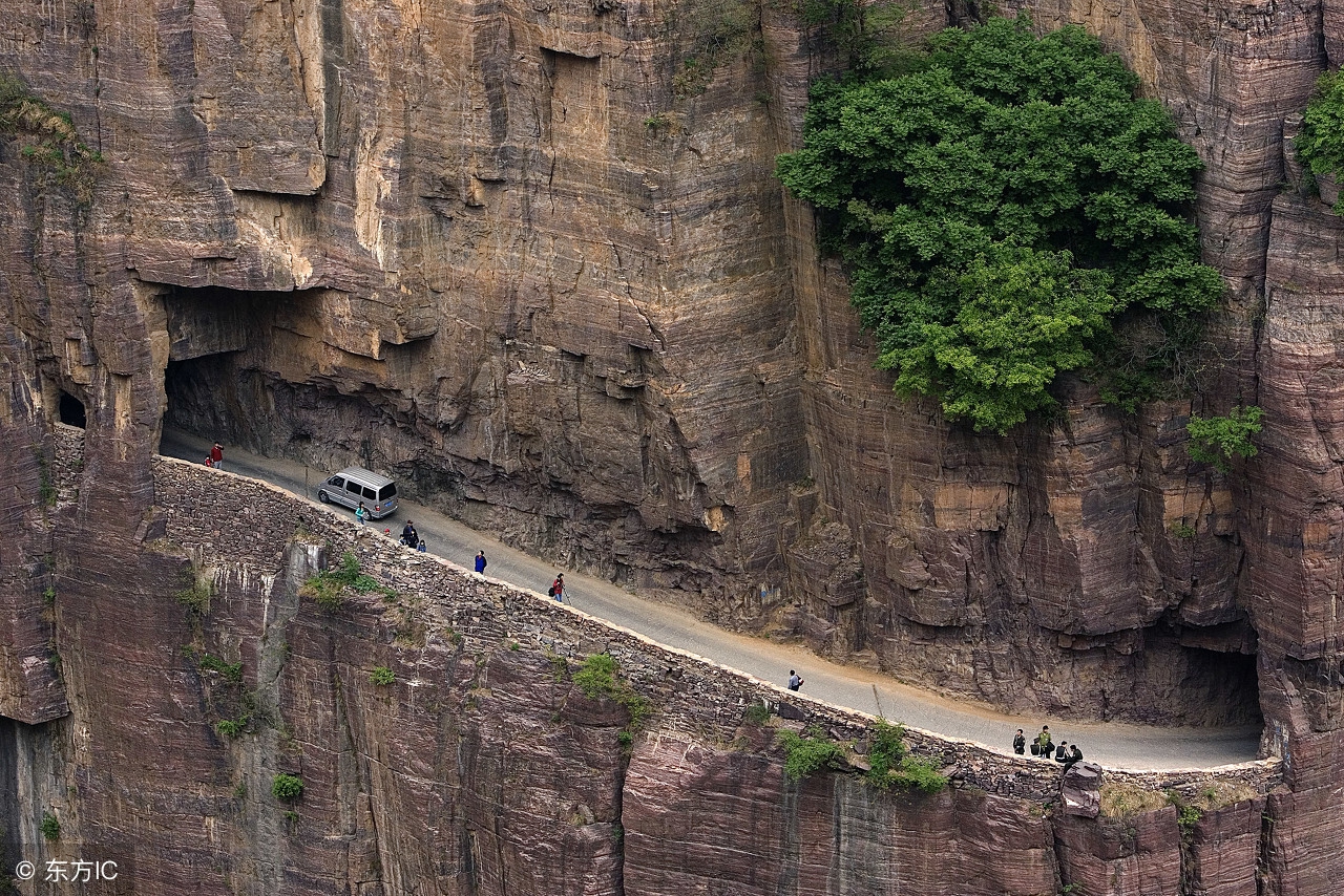 这条挂壁公路绝壁属沉积砂岩,因为这种的石头硬度非常大,想要凿开可是