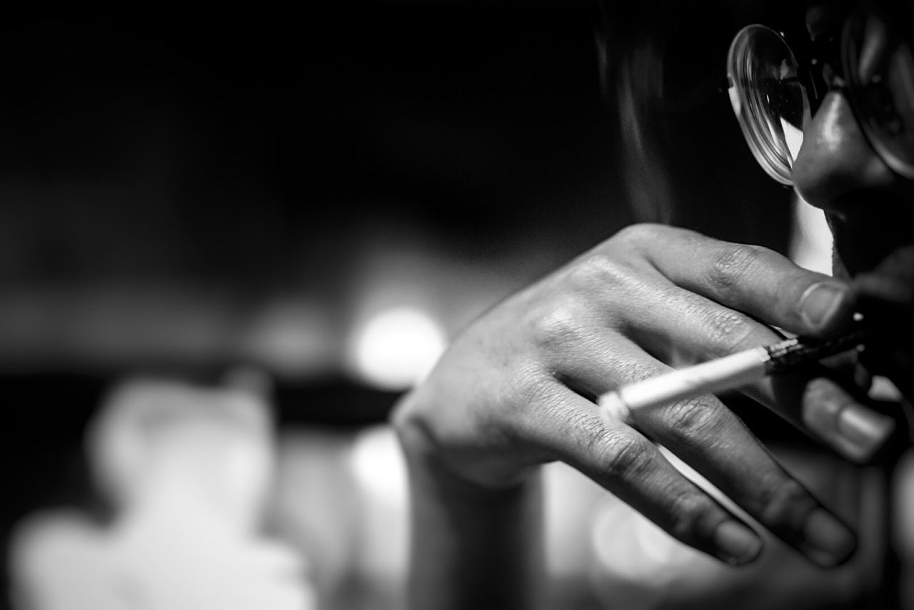 普通人抽一辈子的烟钱,可以买一辆豪车吗?