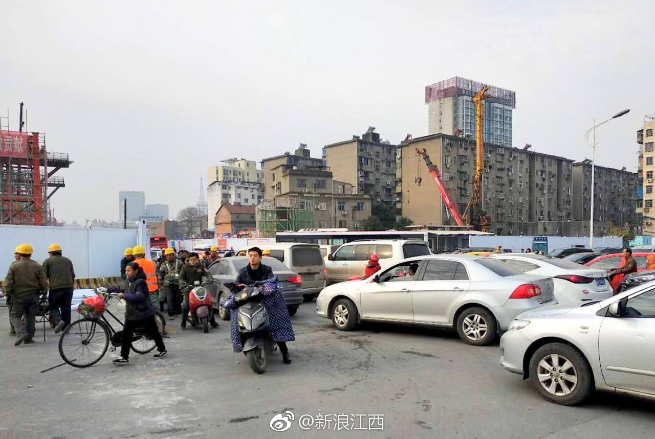 南昌解放西路洪都大道口昨夜突然围挡施工致拥堵严重[衰]
