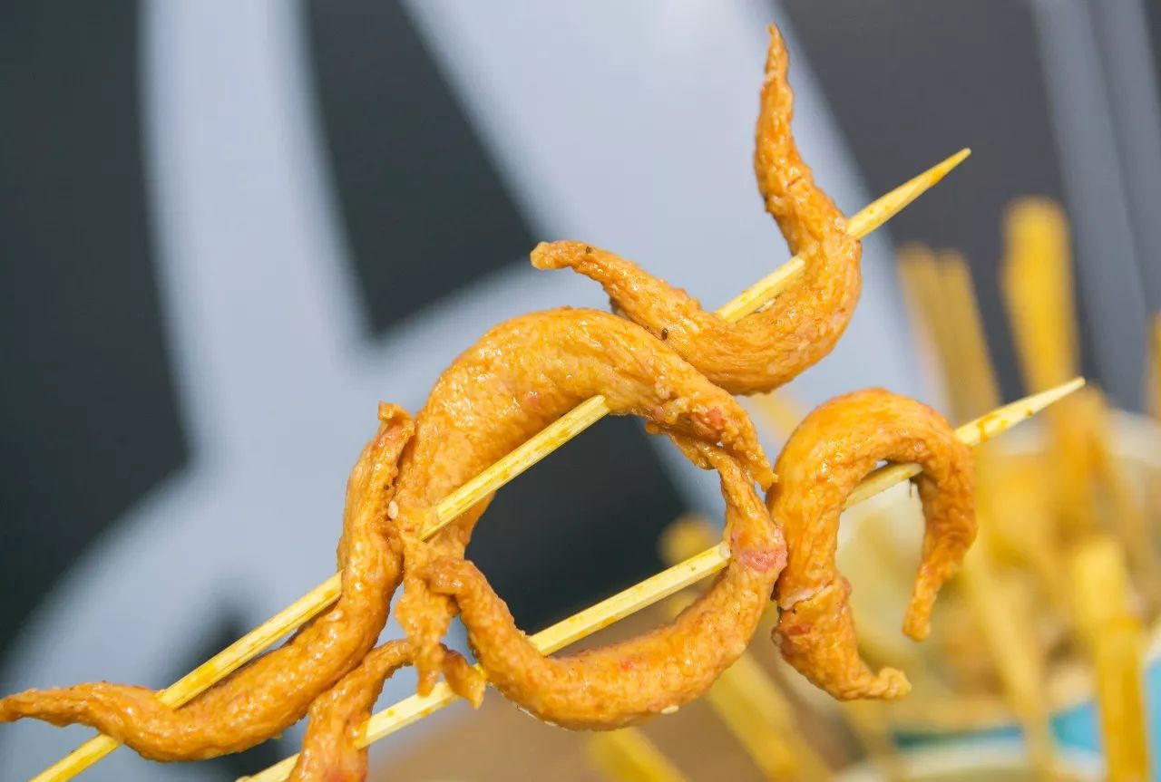 这道颇有艺术感的串串叫做 北极翅, 鸡肉和 淀粉的最佳搭配咬上一口滑