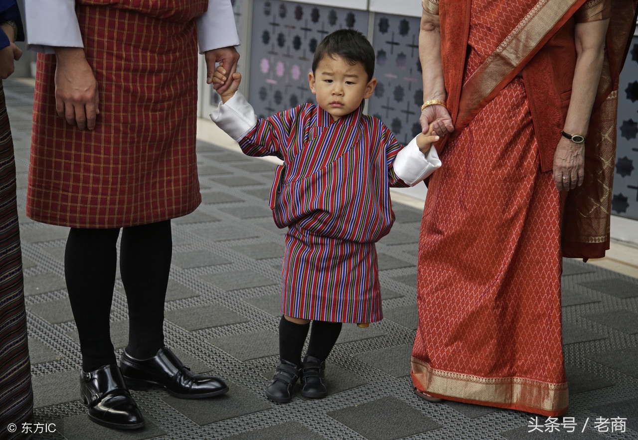 不丹小王子近照,依旧肥嘟嘟,越来越像爸爸,很黏妈妈