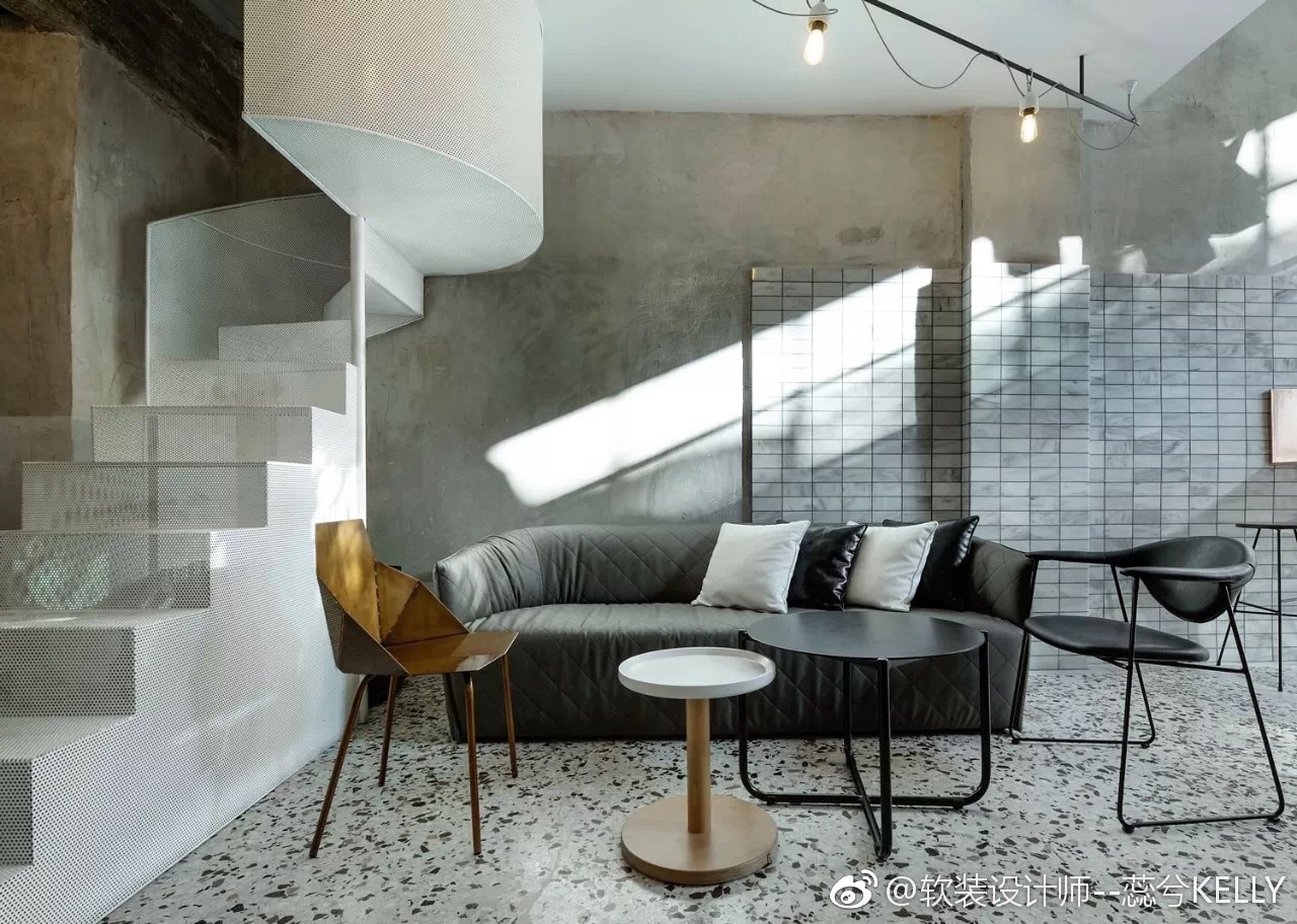 在这个极具包容感的空间里,不论是现代的家具还是原始斑驳的砖墙_新浪