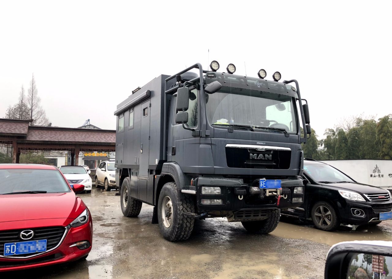 这台车300万,重十吨,用磁卡开门,土豪开它去泡温泉