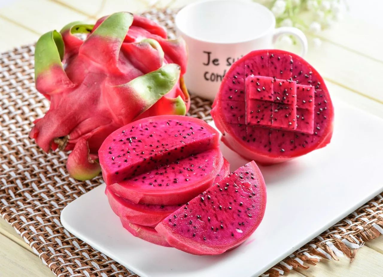 火龙果皮不要再扔了没想到它居然是眼袋的克星