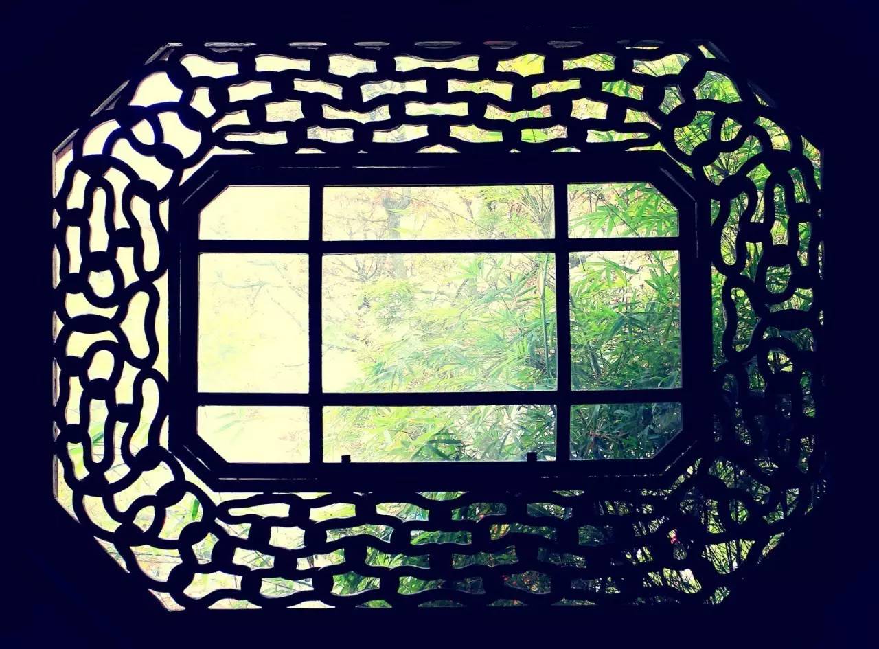 谁将景致隔成画,何物所致?——窗