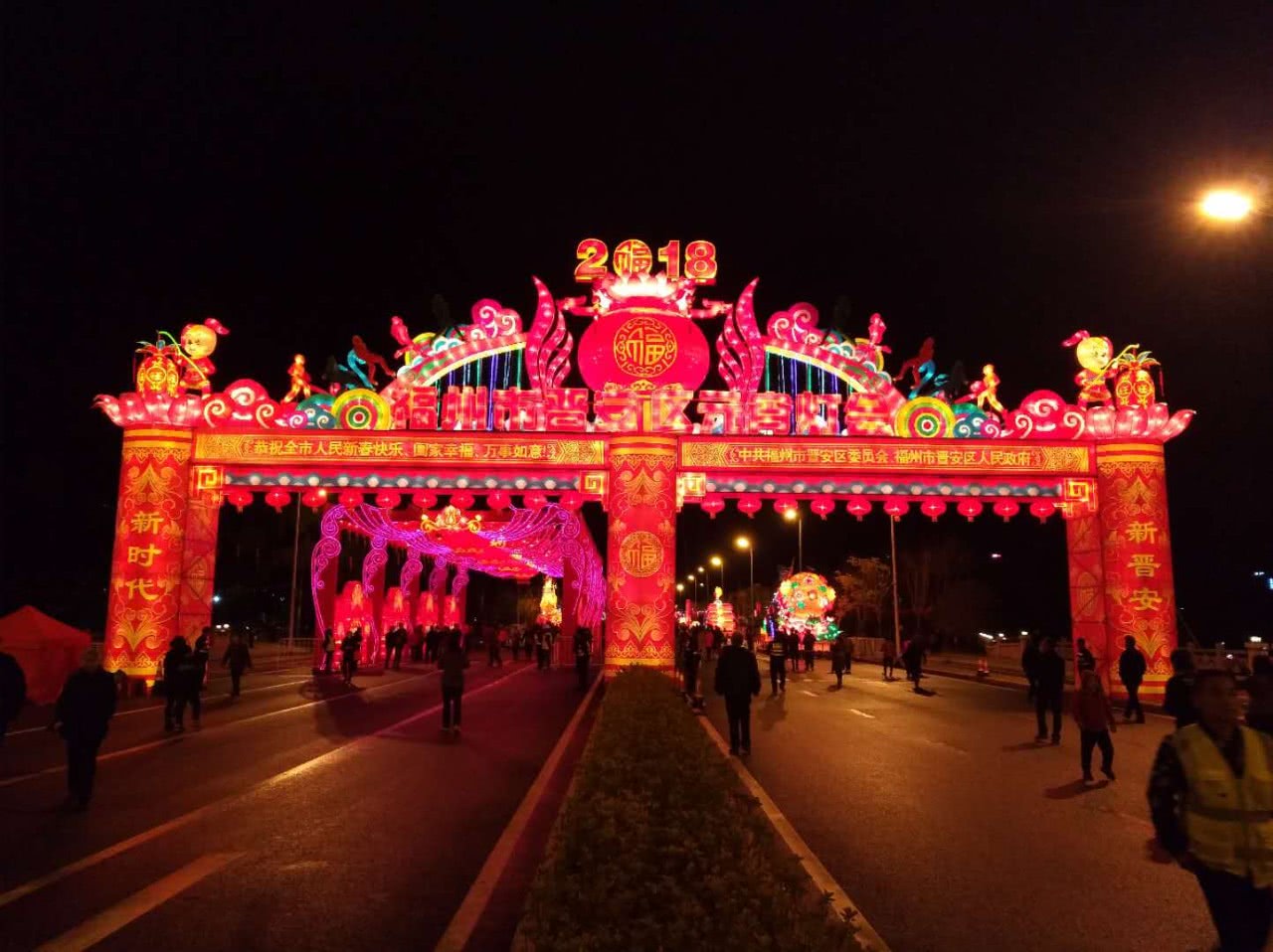 晋安 晋安区元宵灯会主会场位于鹤林路与潭桥路交叉口,共设置16组花灯