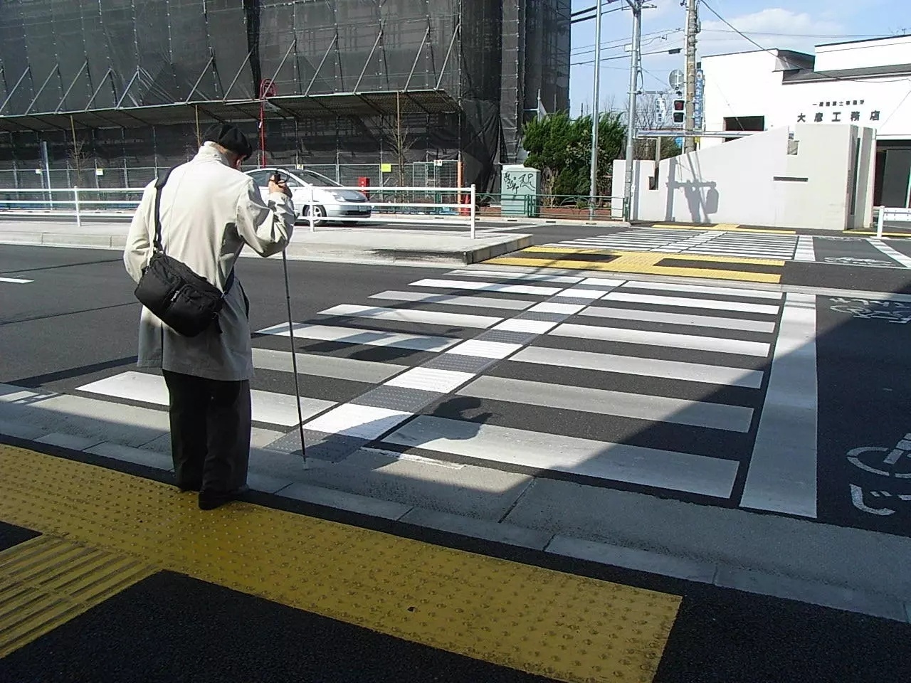 这就是差别!日本的盲人随意出行,中国的盲人出门举步维艰!