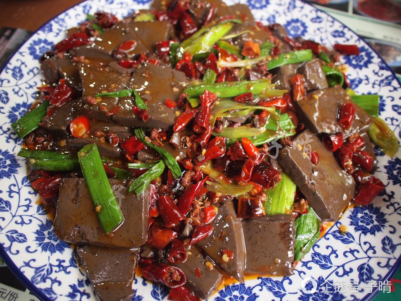 蒜苗炒羊血,这菜大饭店绝对找不到,只有这接地气的小馆子才有这绝佳