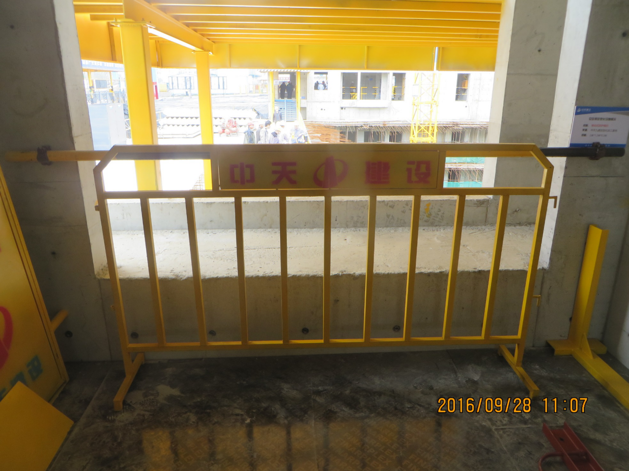 图为可移动工具式洞口防护栏杆.图为施工电梯防护门.