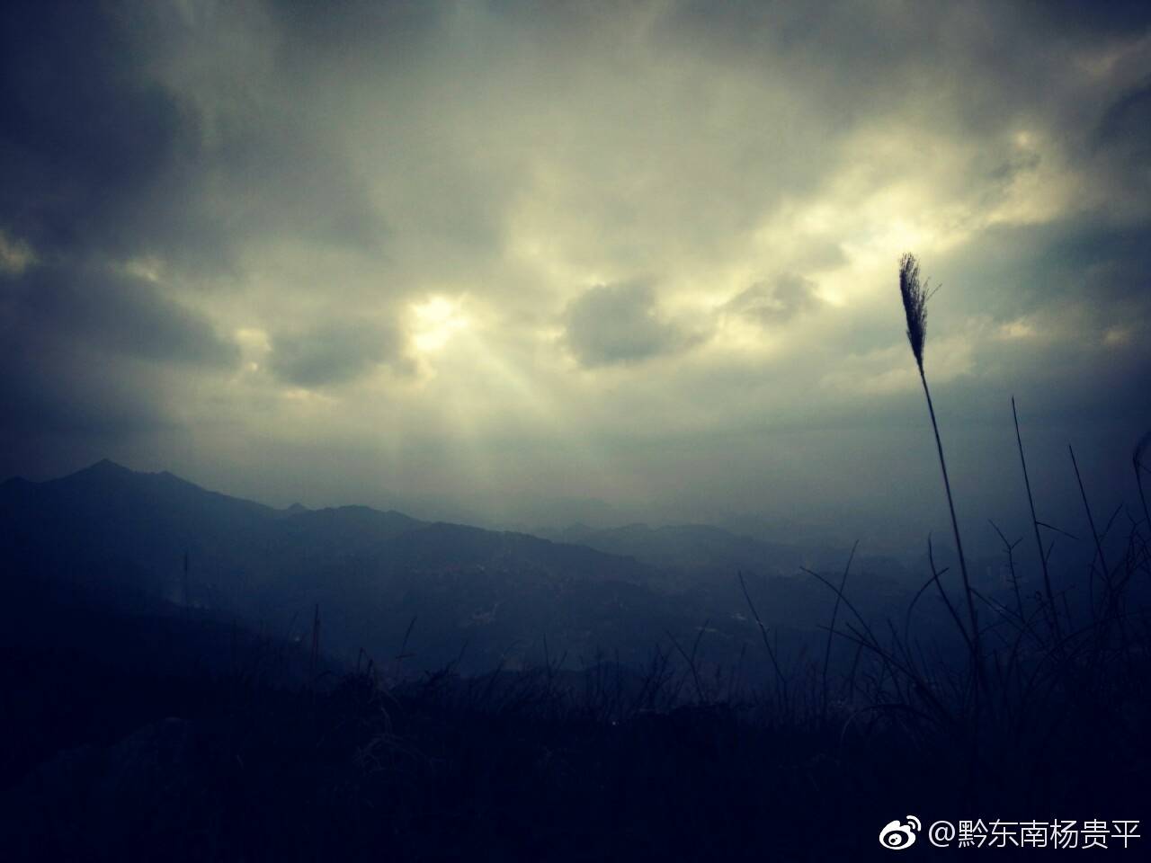 黔东南小高山上遇天景奇观,一缕阳光穿云而下…今天你见了吗?