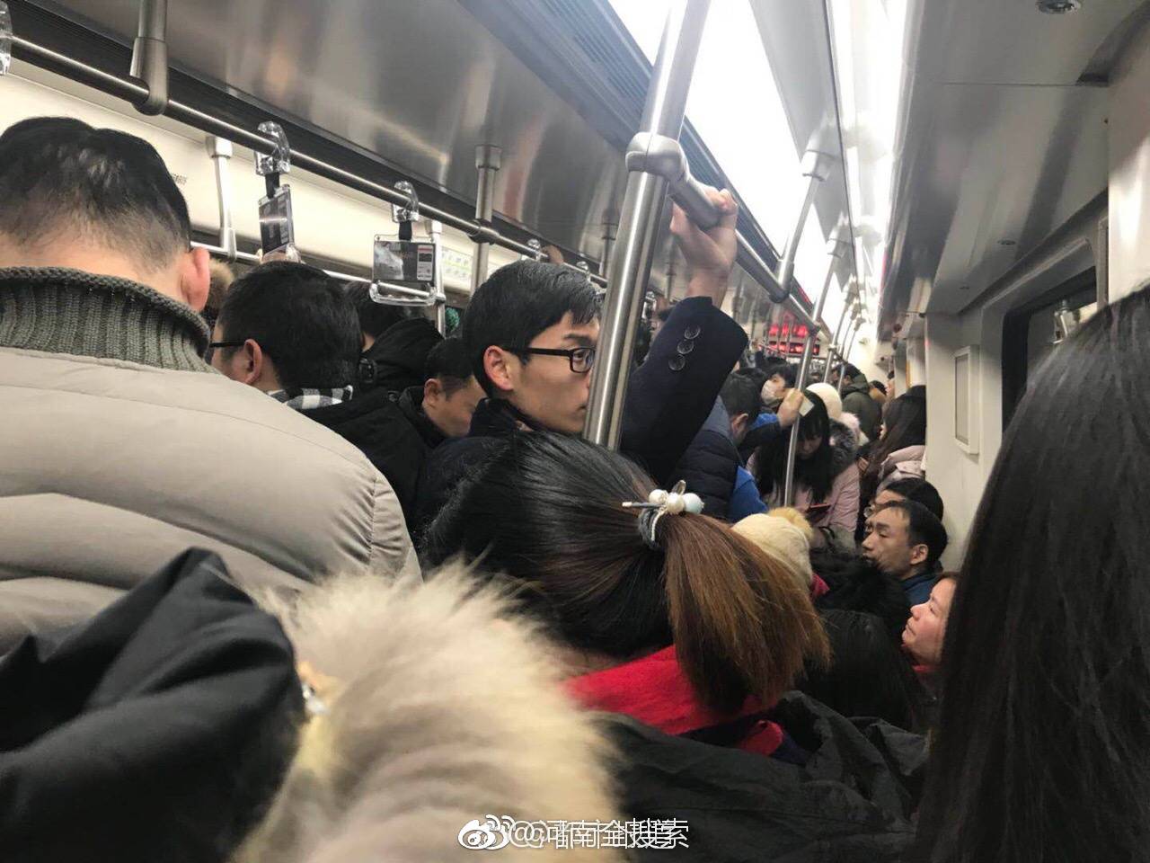 郑州地铁人满为患围观