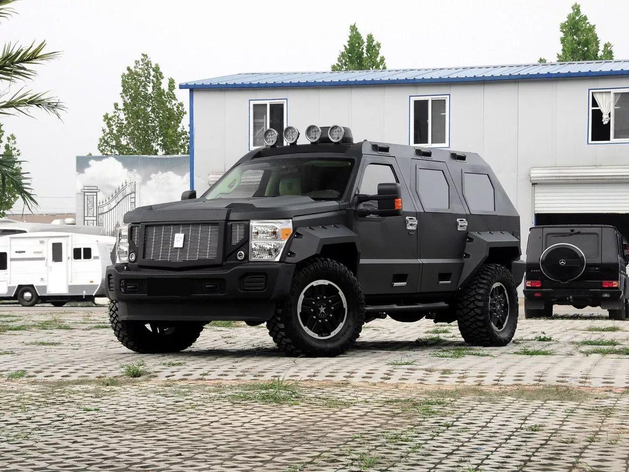 路上偶遇700万的乔治巴顿防弹越野车网友这货简直像坦克一般坚硬