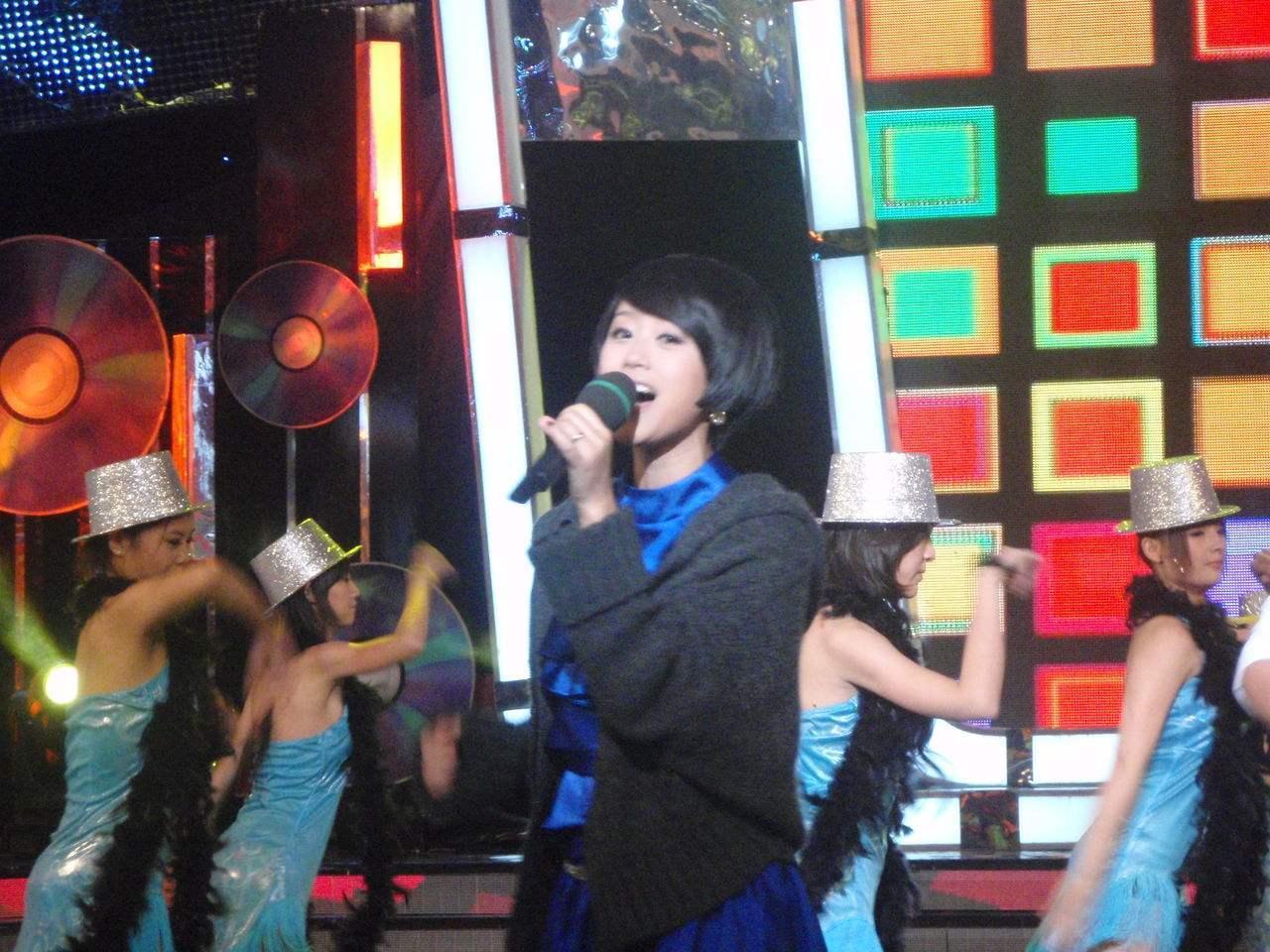 还记得《我爱记歌词》的领唱思琦吗?如今她撞脸赵丽颖成为购物狂