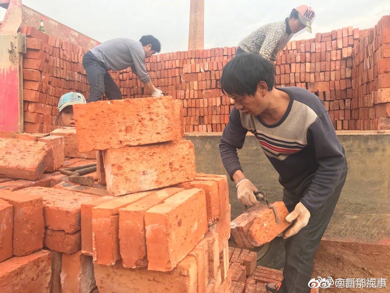 砖厂老板欠薪,板砖变成农民工工资