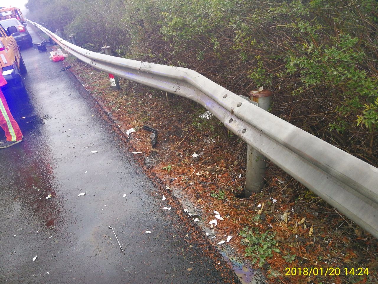 小轿车高速路上撞护栏横在车道 过路司机纷纷下车帮忙救援