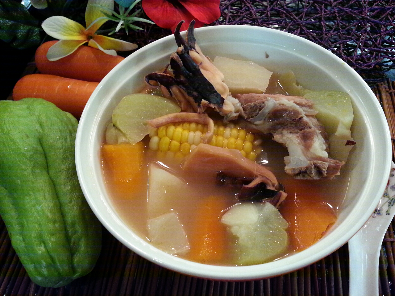 佛手瓜玉米章鱼猪骨汤佛手瓜,玉米,红萝卜都是味道鲜甜的食材,配合