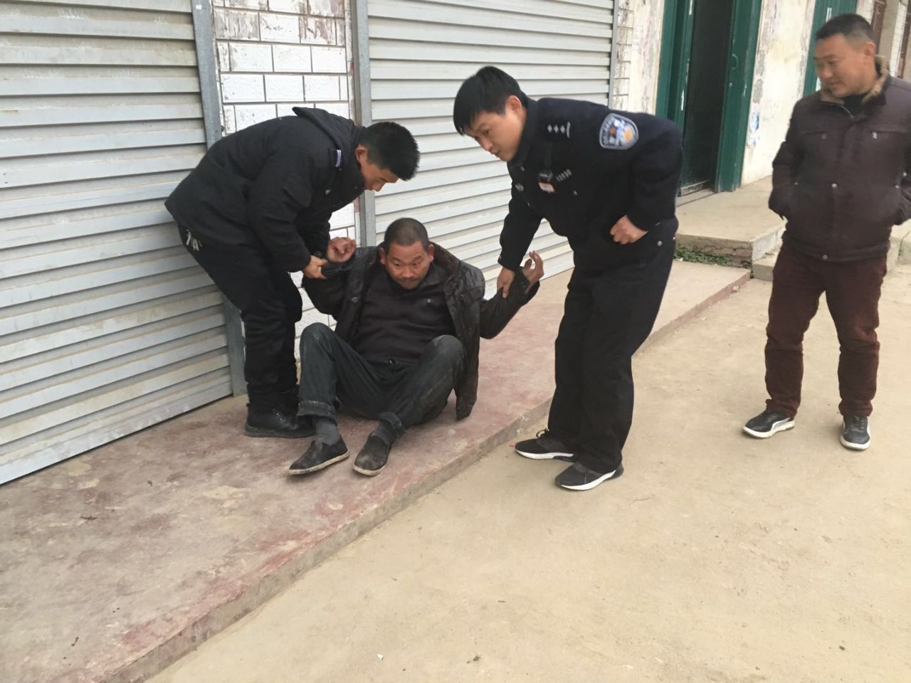 近期暴雪将至,为确保冬季辖区治安稳定,安棚派出所民警