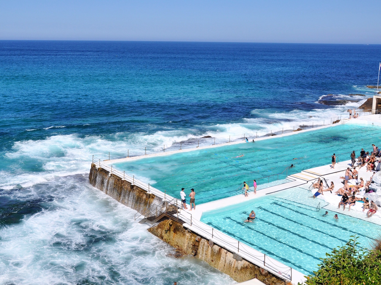 这才是澳洲人的周末:冲浪板,海滨泳池…比单纯看比基尼过瘾多了