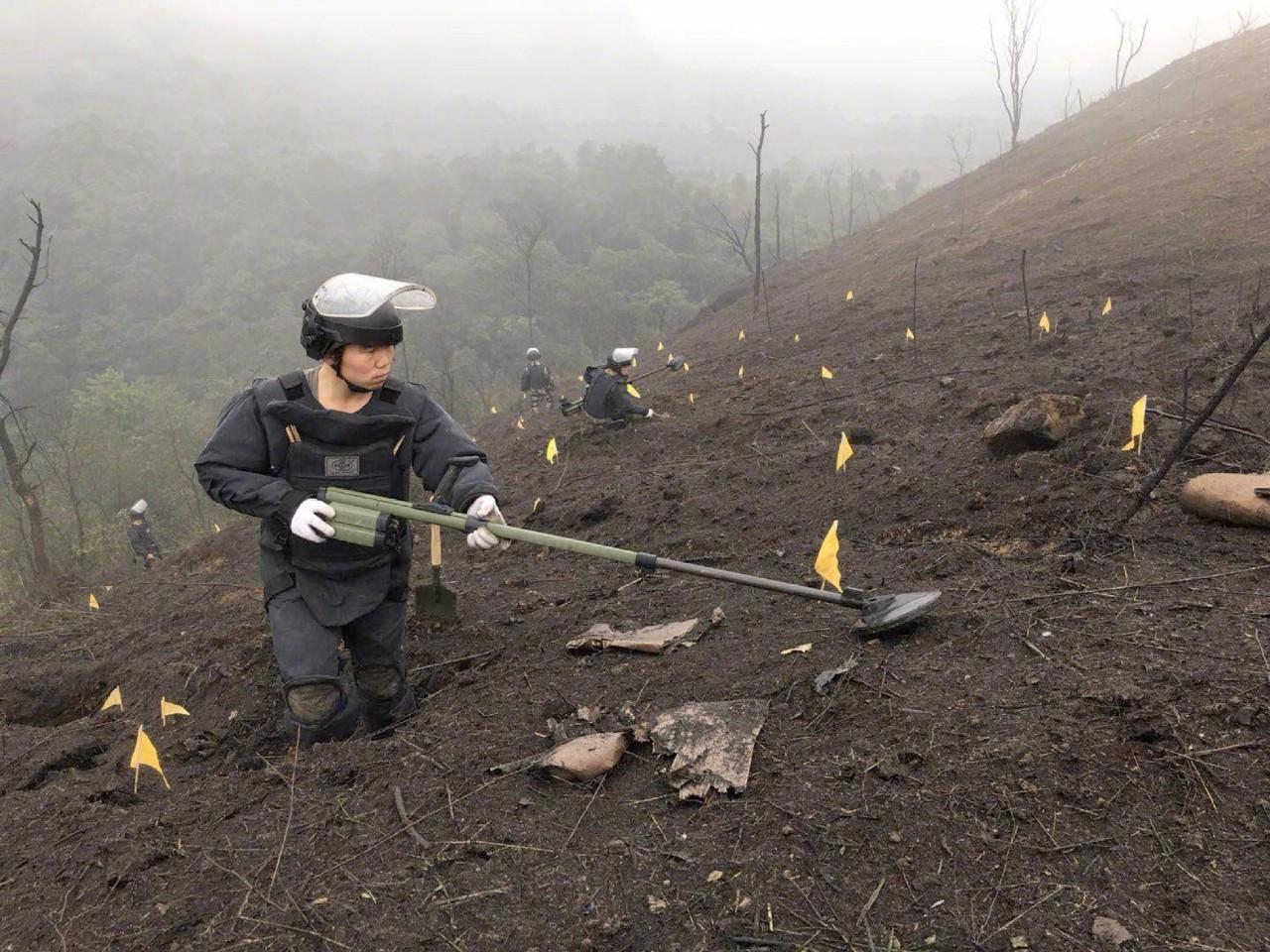 他们在雷区刨食, 时刻都有被炸风险