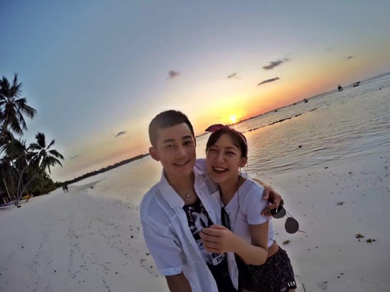 苏醒与女友超甜蜜亲密照曝光 陪你睡觉环游世界