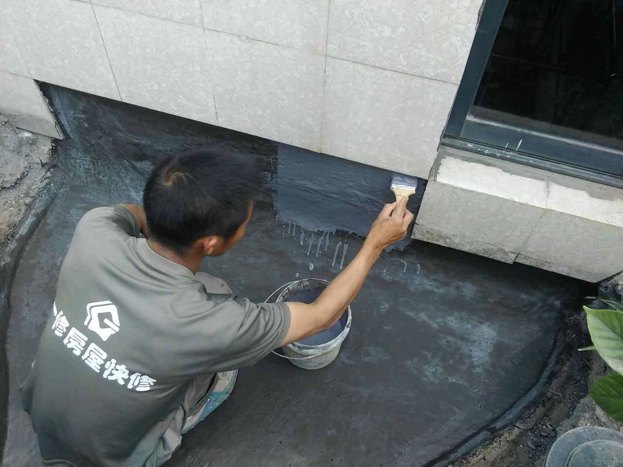 老房房顶漏水反反复复? 怎么处理防水师傅来为您解答