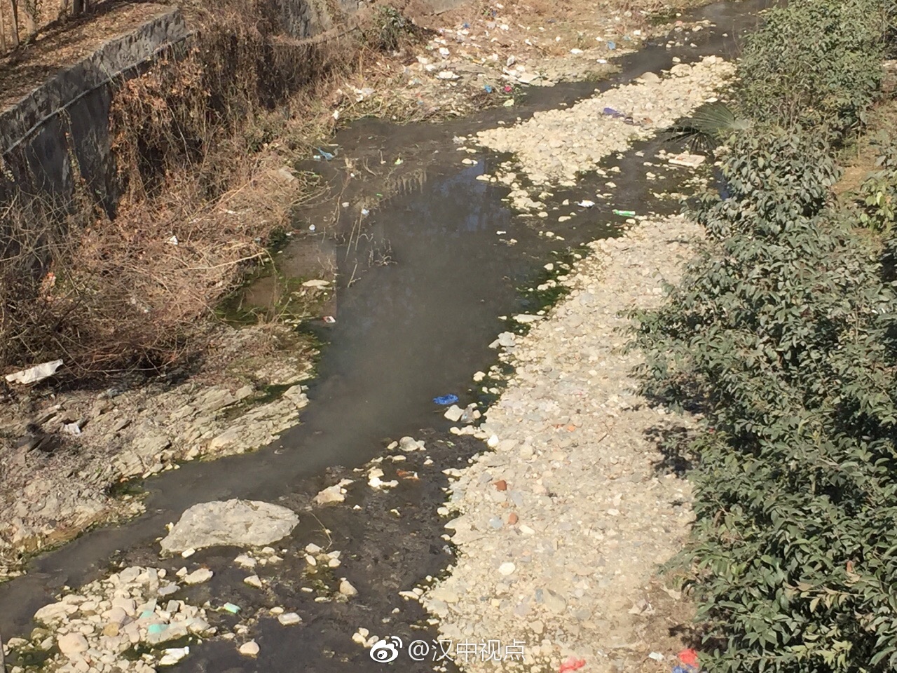 汉中宁强一小镇河道污水横流