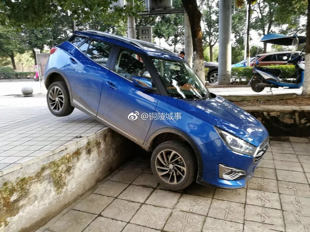 枞阳一私家车台阶边停车,结果悲剧了