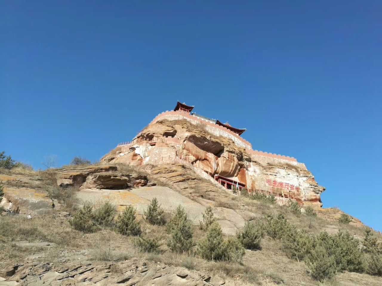 永宁古寨:嵌在悬崖峭壁上的巍巍古堡,不是华山,险似华山