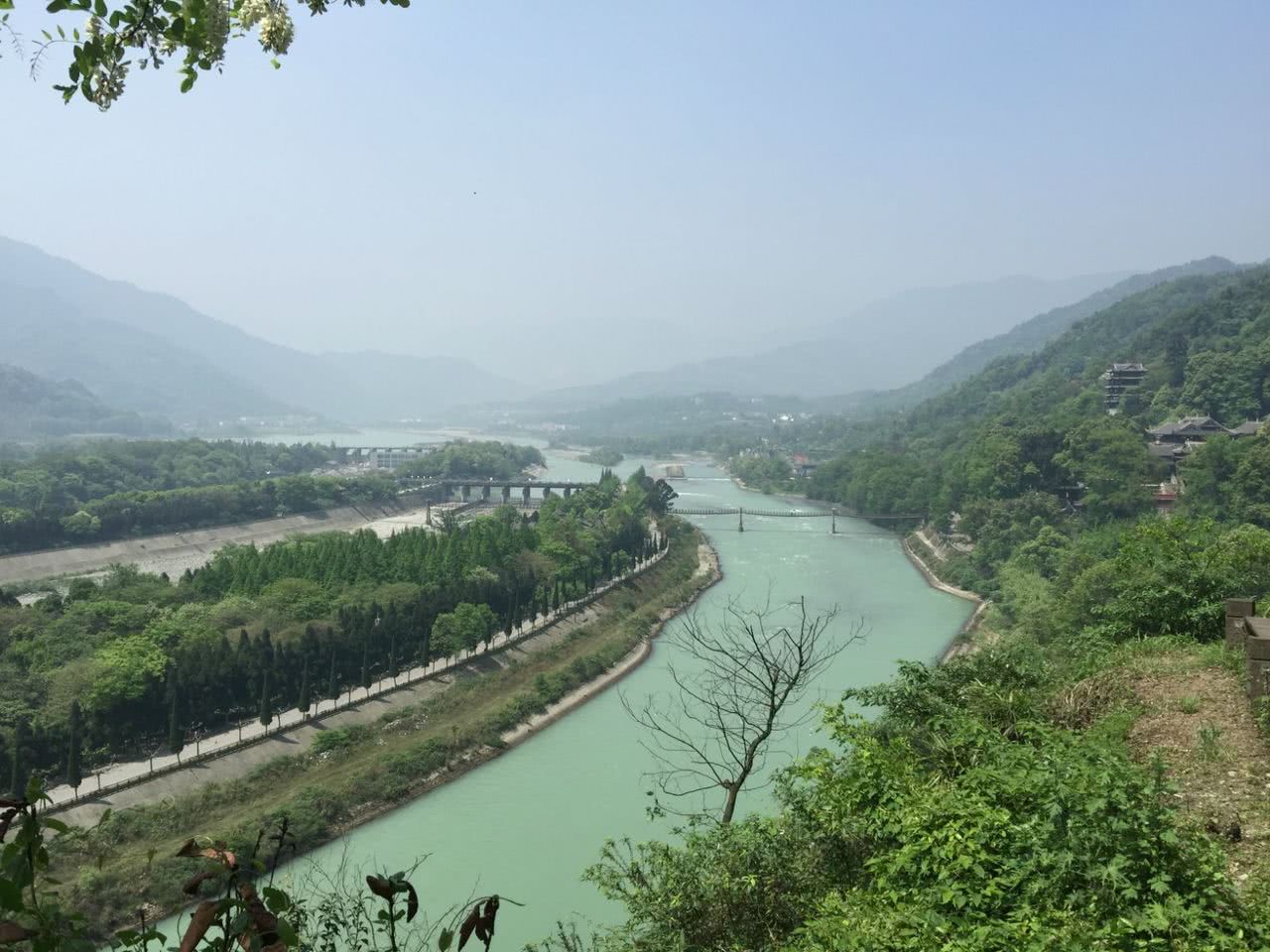 都江堰,不會讓你覺得只是一座水利工程,而是一片青山綠水的美景