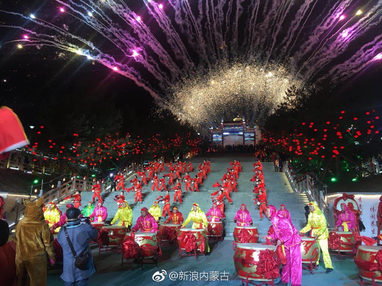 礼炮大鼓震天响 烟花旺火燃新春