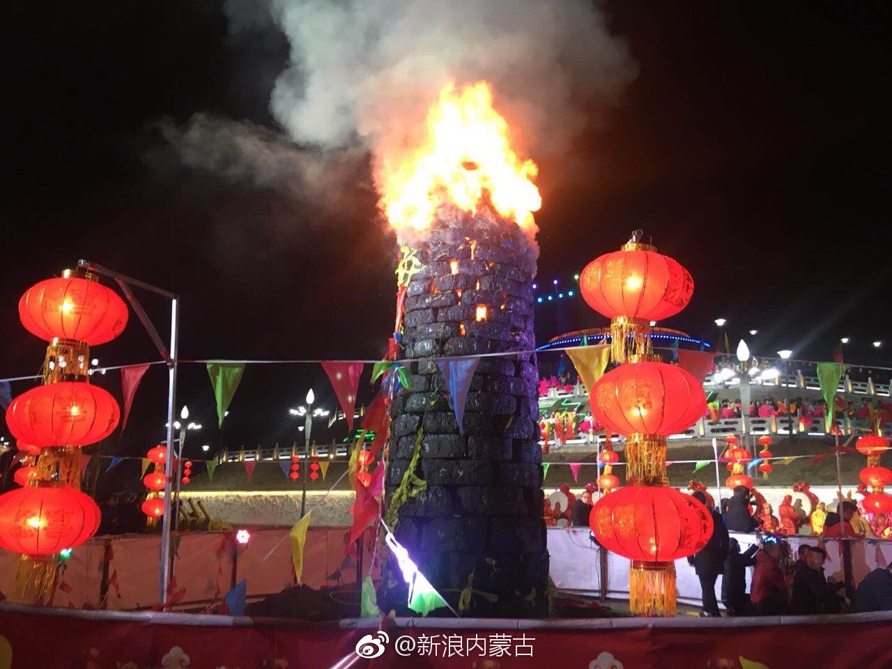 礼炮大鼓震天响 烟花旺火燃新春