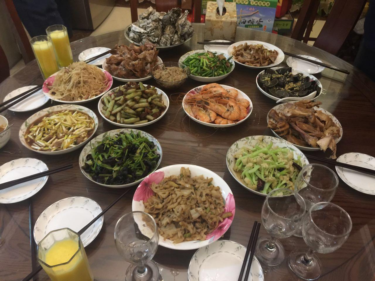 在家请客, 海蛎子用盆上, 只花酒店一半的钱, 吃的过瘾