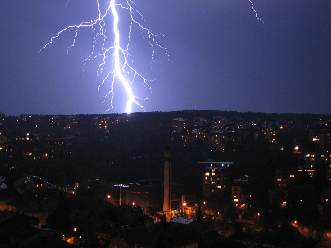 摄影师记录闪电的一瞬间打雷时妹子们要保护好自己