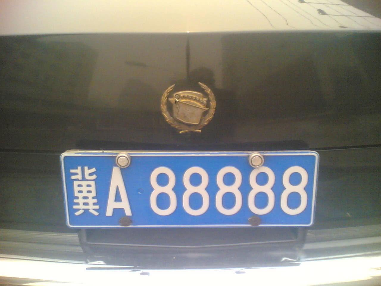 车主74万拍下f1车牌,今挂3千万超跑上,有人出3百万都不卖!